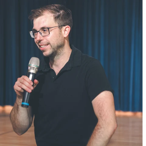 Christian Wirth als Speaker mit Mikrofon