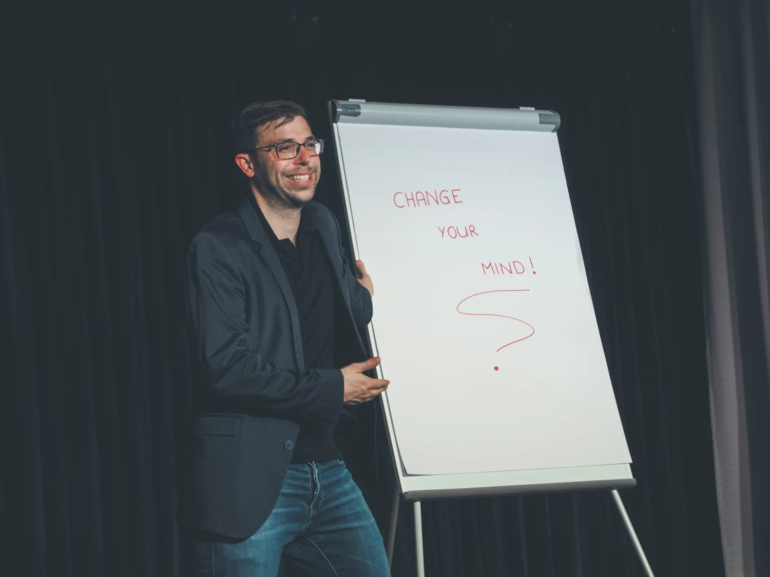 Christian Wirth bespricht Seminarinhalte am Flipchart